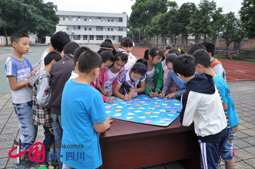 成都泡桐樹小學(xué)蒲江分校舉行2014屆畢業(yè)典禮