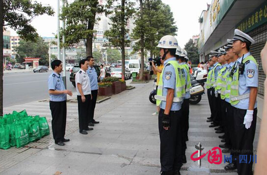 遂寧市副市長何洪慰問高溫下一線執(zhí)勤交警