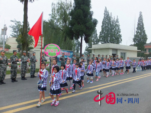 蒲江縣北街小學家委會組織國防教育日活動