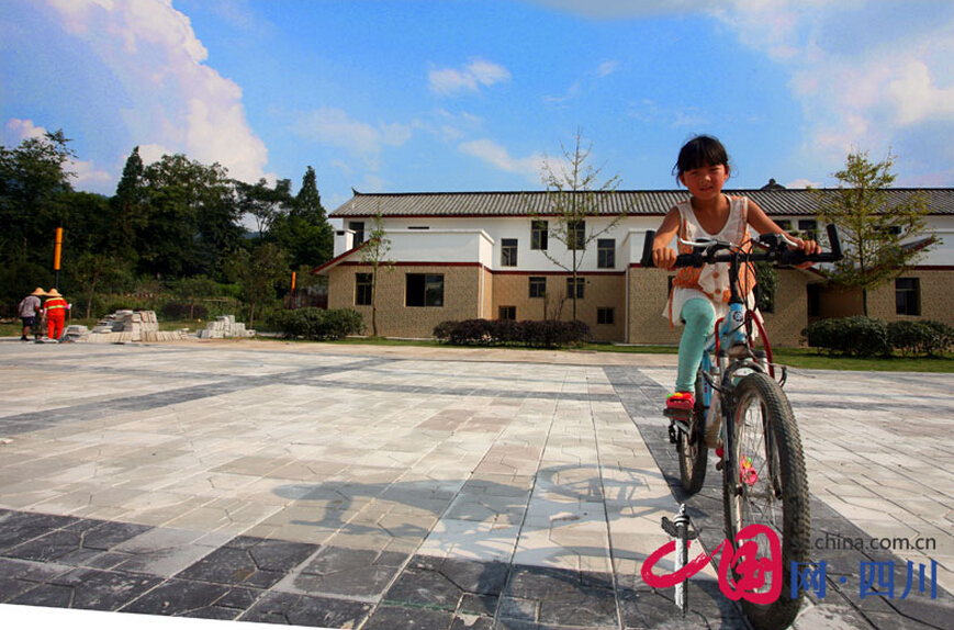 孩子在硬化的地面上騎自行車