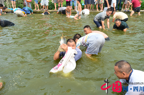 賽艇開賽前 來一場(chǎng)時(shí)尚有趣的新津摸魚比賽