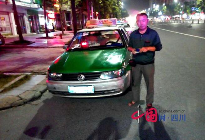 遂寧交警22日晚查獲首例出租車酒駕違法行為