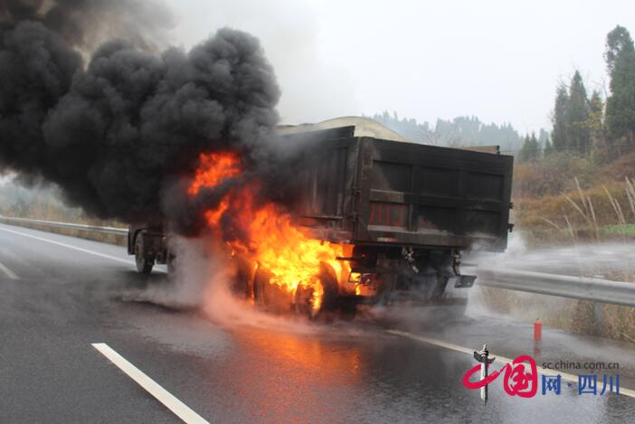  遂寧：遂資眉高速一輛大貨車(chē)車(chē)輪起火