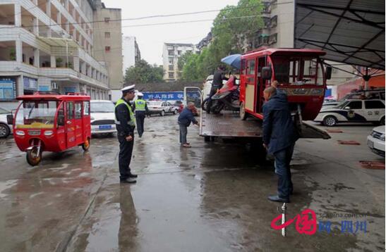 蓬溪縣查處13臺非法營運電動三輪車