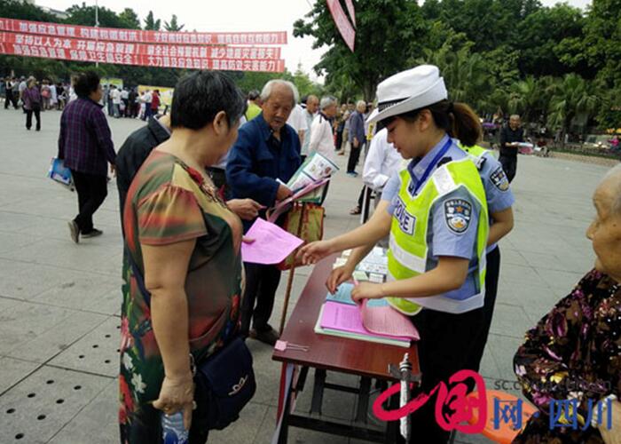 射洪交警大隊借助“5.12防災減災日”大力開展道路交通安全宣傳工作