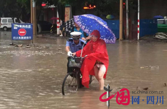 射洪交警暴雨中堅(jiān)守交通管理第一線