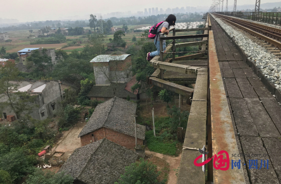 女子因工資與人爭執(zhí)欲跳鐵路橋 數(shù)列列車迫停