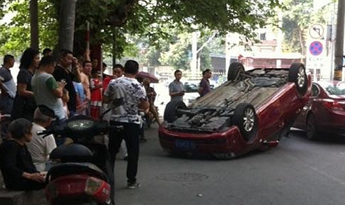 成都一小轎車翻車“四腳朝天”吊車“出手”幫忙翻身