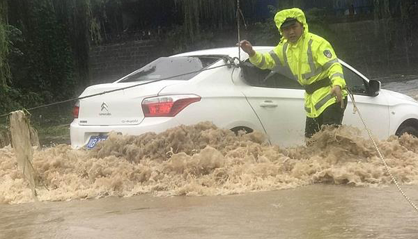 綿陽(yáng)：洪水漫上路面 過夜小車險(xiǎn)被沖河里